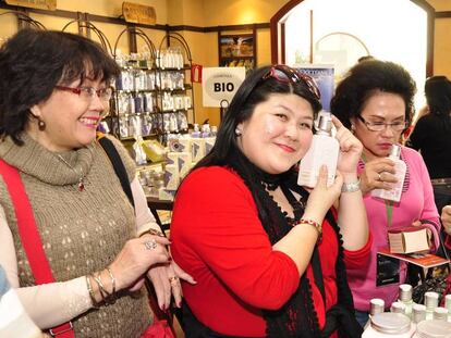 Turistas asi&aacute;ticas de compras en Madrid. 