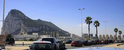 Una cola de vehículos espera en La Línea de la Concepción para entrar en Gibraltar.