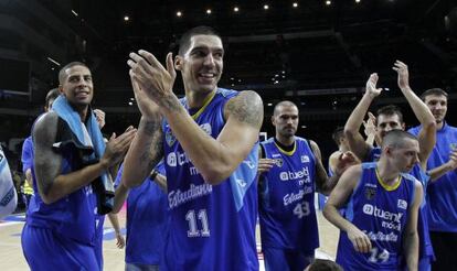 Los jugadores del Estudiantes celebran la victoria