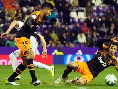 Parejo (d) intenta controlar el balón ante el Valladolid.
