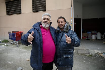 Muchos vecinos de Entrevías luchan por llegar a fin de mes. José "Curro" Bastante, de 58 años, en paro, posa con Antonio Manzano, de 42. Bastante (izquierda) dice que mantiene a tres hijos menores con el subsidio del desempleo, de 430 euros.