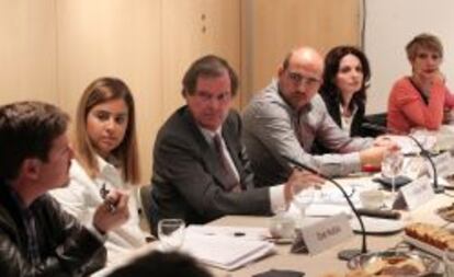 De izquierda a derecha, Tasio Oliver (IU), Zoe Nubla (PP), Francisco Belil (Fundaci&oacute;n Bertelsmann), Juan Ram&oacute;n Ferreira (PSOE), Maria Rieradevall (CiU) y Beatriz Becerra (UPyD). juan l&aacute;zaro