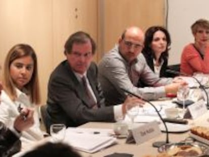 De izquierda a derecha, Tasio Oliver (IU), Zoe Nubla (PP), Francisco Belil (Fundaci&oacute;n Bertelsmann), Juan Ram&oacute;n Ferreira (PSOE), Maria Rieradevall (CiU) y Beatriz Becerra (UPyD). juan l&aacute;zaro