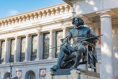 Estatua de Velázquez en el exterior del Museo del Prado.