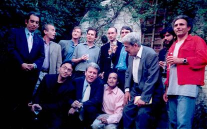 Fiesta en Londres de los 30 años de Anagrama en 1999. Desde la izquierda, Jimmy Burns, Martin Amis, Julian Barnes, Graham Swift, Laurence Worfolk, David Lodge, Russell Lucas, Pankaj Mishra y Hanif Kureishi. Agachados, Kazuo Ishiguro, Jorge Herralde y Vikran Seth.