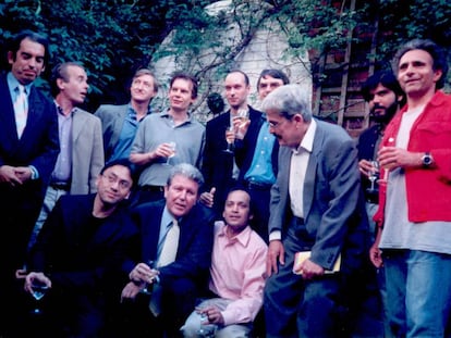 Fiesta de los 30 a&ntilde;os de Anagrama en Londres en el jard&iacute;n de la casa de Christopher y Koukla MacLehose en 1999. Desde la izquierda, Jimmy Burns, Martin Amis, Julian Barnes, Graham Swift, Laurence Worfolk, David Lodge, Russell Lucas, Pankaj Mishra y Hanif Kureishi. Agachados, Kazuo Ishiguro, Jorge Herralde y Vikran Seth.