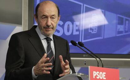 El secretario general del PSOE, Alfredo Pérez Rubalcaba, en la sede socialista de Ferraz.