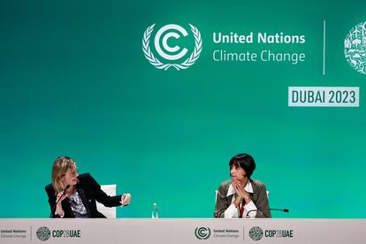 La ministra francesa de Transición Energética, Agnes Pannier-Runacher, y la de Ambiente de Colombia, Susana Muhamad, participan en una rueda de prensa este lunes en Dubái.