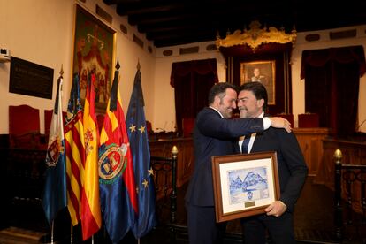 El alcalde de Elche, Pablo Ruz, abraza al de Alicante, Luis Barcala, este miércoles.