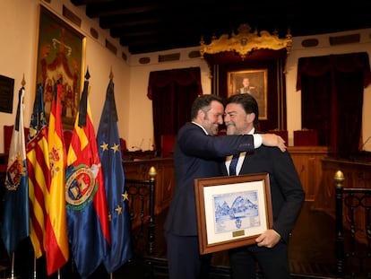 El alcalde de Elche, Pablo Ruz, abraza al de Alicante, Luis Barcala, este miércoles.