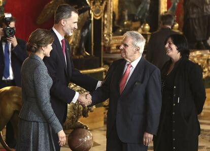 El rey Felipe VI saluda al exministro Enrique Múgica.