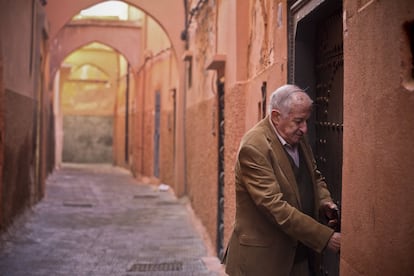 El escritor Juan Goytisolo en la calle de su casa de Marrakech (Marruecos), en 2014.