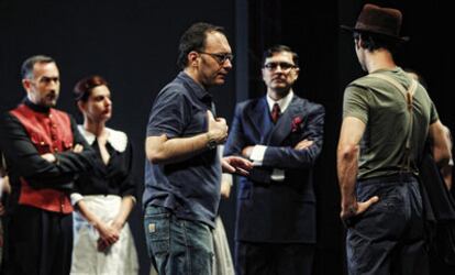 El director de teatro Francesco Saponaro, en el centro, habla con los actores de <i>Yo, el heredero</i>.