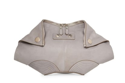  

	
		Cartera con forma de murciélago, de Alexander McQueen. Precio: c.p.v.