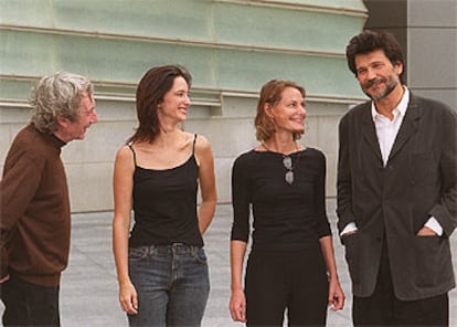 Elías Querejeta, Ana Torrent, Isabel Tellería y Víctor Erice, delante del hotel María Cristina, de San Sebastián.