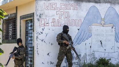 Soldado faz seguran&ccedil;a em bairro dominado por gangue