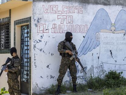 Soldado faz seguran&ccedil;a em bairro dominado por gangue