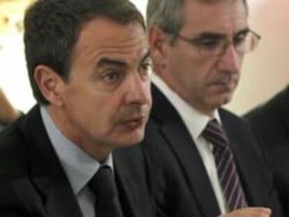 José Luis Rodríguez Zapatero, junto con el director de la Oficina Económica de la Presidencia del Gobierno, Javier Vallés, el director de Mercados de Renta Variable de Morgan Stanley, Edward Pick, y Brian McLean