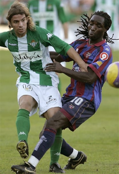 El centrocampista del Betis, Alberto Rivera y el centrocampista ghanés del Levante Mustapha Riga.