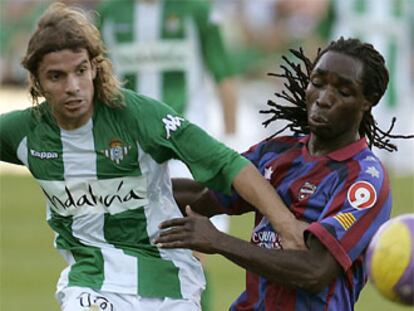 El centrocampista del Betis, Alberto Rivera y el centrocampista ghanés del Levante Mustapha Riga.
