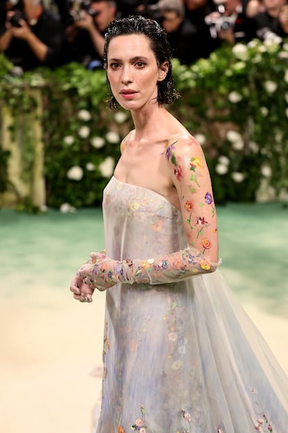 Las flores del vestido de Rebecca Hall, diseñado por Danielle Frankel, traspasaron la tela para dibujarse sobre la piel de la actriz. 