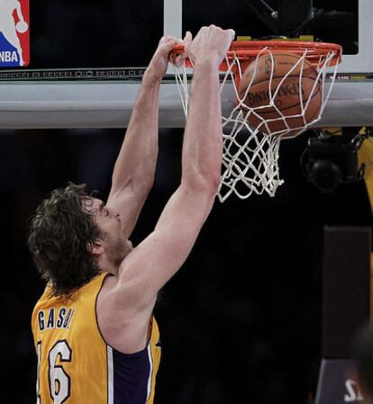 Pau Gasol anota en el partido ante Washington