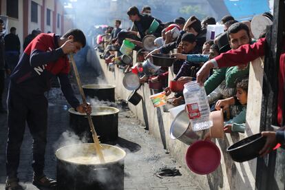 Un grupo de personas hacen cola para conseguir comida en Rafah, este miércoles.
