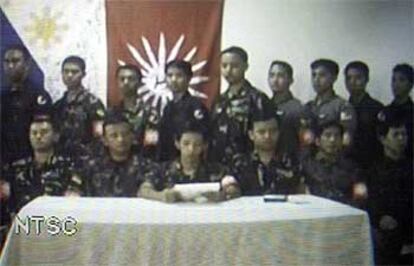 El grupo de oficiales autodenominado Soldados de la Nación lee una declaración en la que pide la dimisión del Gobierno filipino.