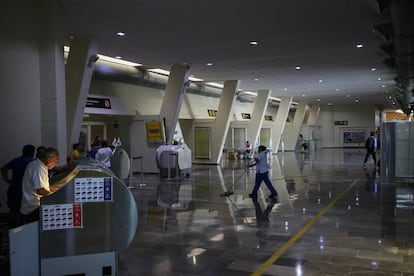 En el aeropuerto de Ciudad del Carmen también se ha notado el bajonazo económico de los últimos años. La actividad de las aerolíneas ha caído en picado: menos vuelos, aviones más pequeños y aviones medio vacíos.