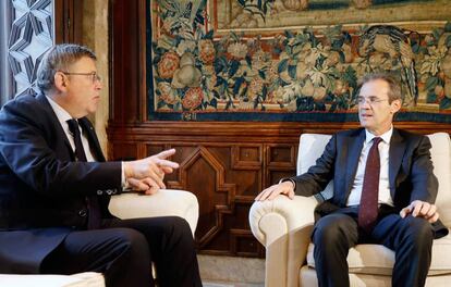El presidente de la Generalitat, Ximo Puig, conversa con el presidente de Caixabank, Jordi Gual, al que ha recibido esta ma&ntilde;ana en el Palau de la Generalitat.