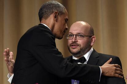 Obama abraza a Jason Rezaian en la cena anual de corresponsales, el 30 de abril.  