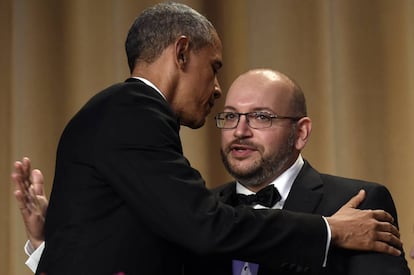 Obama abraza a Jason Rezaian en la cena anual de corresponsales, el 30 de abril.