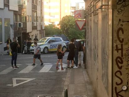 Personas evacuadas del club Sildavia durante la operación policial