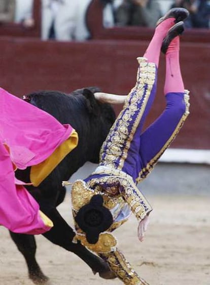 El Payo, durante la cogida que sufrió ayer en las Ventas.