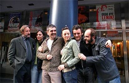 Joaquín Oristrell, tercero por la izquierda, con los actores de <i>Inconscientes.</i>