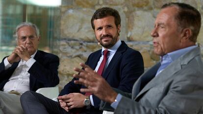 Pablo Casado (c), el exministro y presidente de la Fundación Transición Española, Rafael Arias Salgado (i) y el exministro y diplomático Ignacio Camuñas (d).