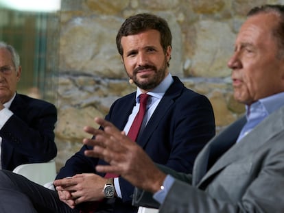 Pablo Casado (c), el exministro y presidente de la Fundación Transición Española, Rafael Arias Salgado (i) y el exministro y diplomático Ignacio Camuñas (d).