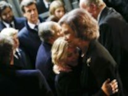 Don Juan Carlos y Doña Sofía, junto a numerosos rostros conocidos, acompañan a los seis hijos y al viudo de Cayetana en la ceremonia religiosa