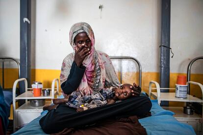 Una madre sostiene a su hijo en el hospital Trocaire en Doloow, Somalia, donde han acudido a recibir tratamiento por la desnutrición que sufre, el 24 de enero.