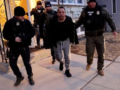 Agentes de la policía migratoria detienen a un inmigrante en Chicago