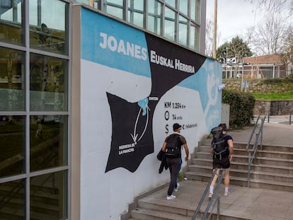 Mural en el polideportivo de Oiartzun (Gipuzkoa) a favor del acercamiento de los presos de ETA a cárceles del País Vasco y Navarra.