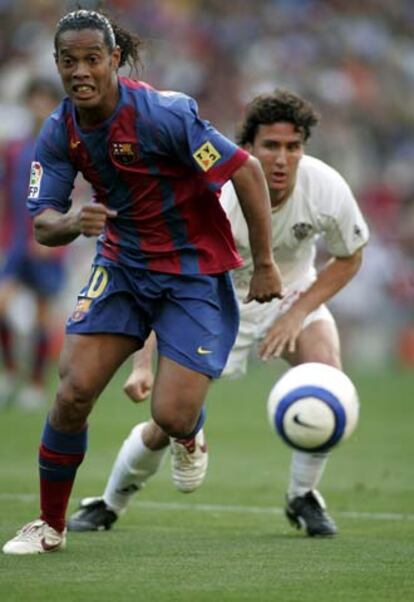 Ronaldinho intenta avanzar con el balón perseguido por Gaspar.