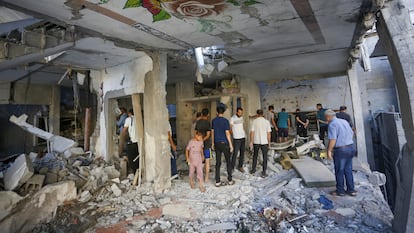 Los escombros de un edificio destruido por un ataque israelí en Deir al Balah, en el centro de Gaza, este sábado.