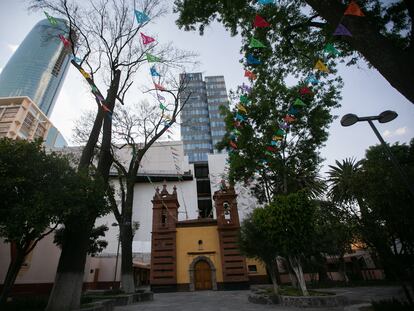 Iglesia de San Sebastián, en el pueblo de Xoco, rodeada de edificios recién construidos. Al fondo a la izquierda, el nuevo centro comercial Mítikah cuando todavía no había finalizado su construcción.