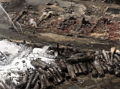 Vista aérea del lugar de la explosión que ha quedado destrozado por la fuerte explosión, 7 de julio de 2013. Familiares y amigos de los desaparecidos esperar conocer hoy la suerte de sus allegados, ya que los equipos de rescate han empezado a acceder al núcleo de la explosión después de que los bomberos extinguiesen las llamas en los dos últimos vagones cisterna que el domingo seguían ardiendo.