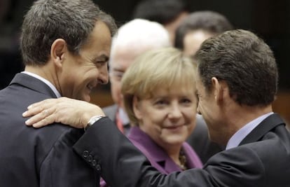 Jos&eacute; Luis Rodr&iacute;guez Zapatero junto a Angela Merkel y Nicolas Sarkozy en una cumbre europea
