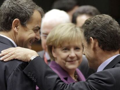 Jos&eacute; Luis Rodr&iacute;guez Zapatero junto a Angela Merkel y Nicolas Sarkozy en una cumbre europea
