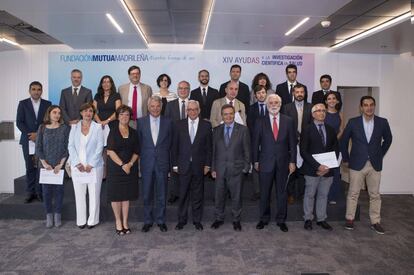 Los investigadores que han recibido ayudas de la Fundación Mutua en 2017, durante la celebración del acto de entrega.