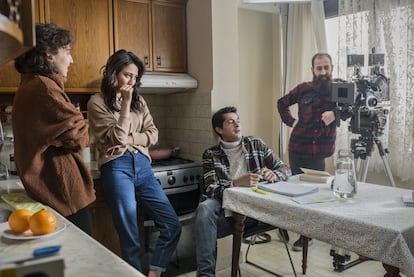 Los actores Ismail Hacioglu y Merve Çagiran (“Choque” y “Amor sin palabras”) ensayan con sus compañeros el rodaje de una escena de Çocuk en una cocina tan pequeña que apenas cabe el equipo técnico.