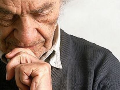 El poeta chileno Nicanor Parra, ganador del Premio Cervantes, ha llegado a su centenario en vida en su casa de Las Cruces.